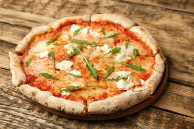 Taze malzemelerle dört peynirli pizza 