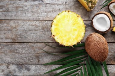 Bileşimi taze ananas ve hindistancevizi 