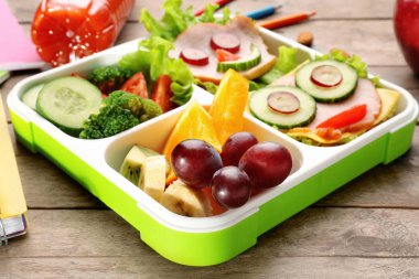 Beslenme çantası ve ahşap arka plan üzerinde renkli ileti örneği komik sandviçler