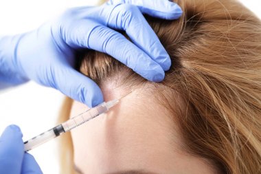 Genç kadın saç kaybı sorunu alıcı enjeksiyon Kliniği, closeup ile
