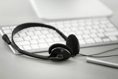 Kulaklık ve klavye masada