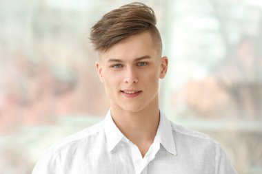 pencere arka plan üzerinde poz adam