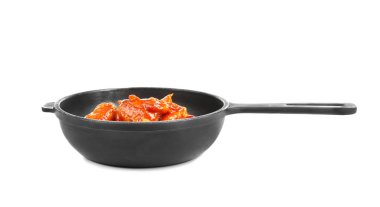 Beyaz izole lezzetli tavuk tikka masala ile kızartma tavası