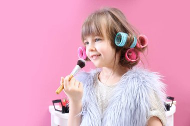 Annesiyle oynayan sevimli küçük kız evde kozmetik