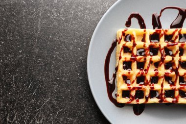 Çikolata şurubu ile lezzetli gözleme