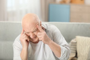 Baş ağrısı çeken son sınıf öğrencisi.  