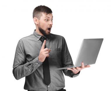 Beyaz arka plan üstünde laptop ile yakışıklı programcı