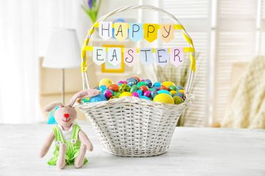 renkli Paskalya sepeti