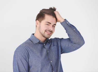 Yakışıklı genç adam.