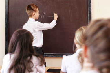 Öğrenci sınıfta blackboard, cevap