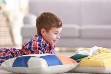 Küçük çocuk kitap okuyor. 