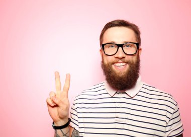 Yakışıklı genç pembe bir arka plan üzerinde