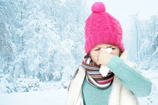 Gadis Kecil Dengan Jaringan Latar Belakang Pemandangan Musim Dingin — Stok Foto