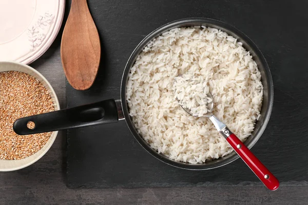 Gekookte rijst in de pan — Stockfoto