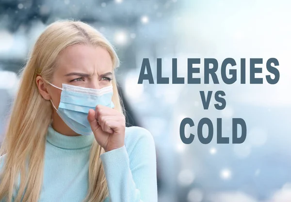 Teks Allergies Cold Latar Belakang Wanita Sakit Bertopeng Wajah Outdoor — Stok Foto