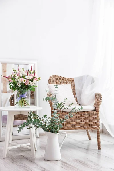Design de interiores de quarto com flores — Fotografia de Stock