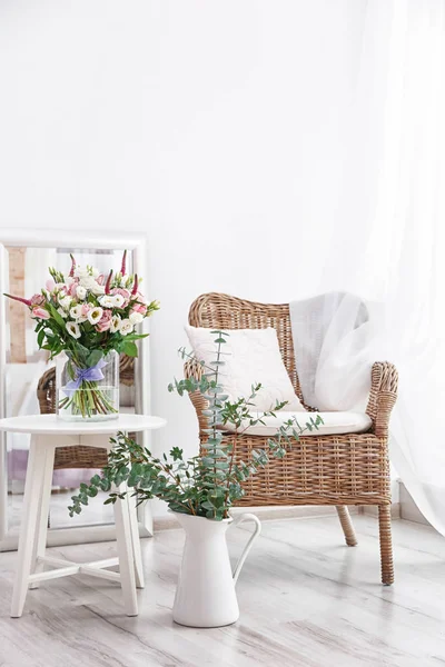 Diseño interior de la habitación con flores — Foto de Stock