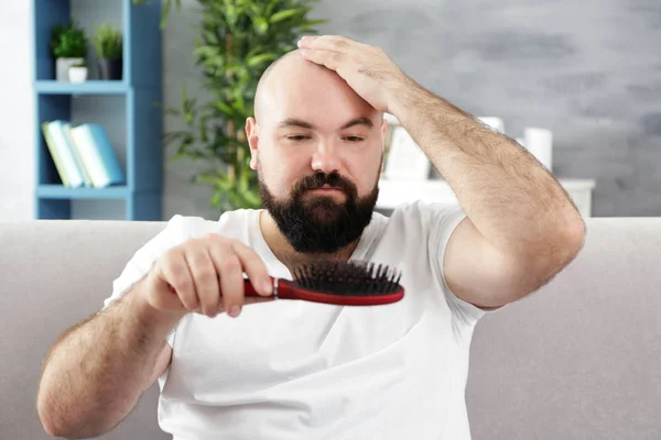 Hombre calvo con cepillo de pelo — Foto de Stock