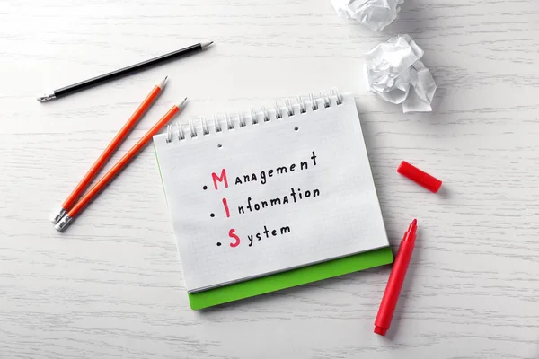 Management koncept. Anteckningsblock och pennor på vitt trä bord — Stockfoto
