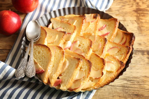 Sabroso budín de pan con manzanas — Foto de Stock