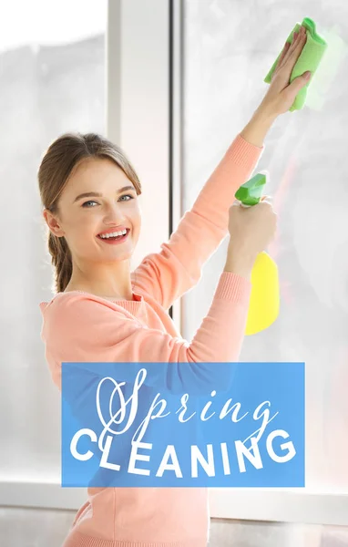 Conceito Limpeza Primavera Jovem Mulher Lavando Janela Casa — Fotografia de Stock