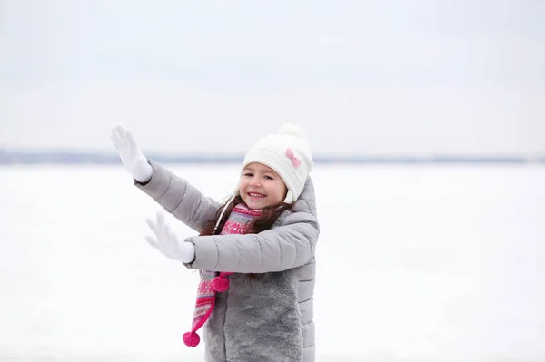 Vrolijke Meisje Mooie Warme Outfit Plezier Buitenshuis — Stockfoto