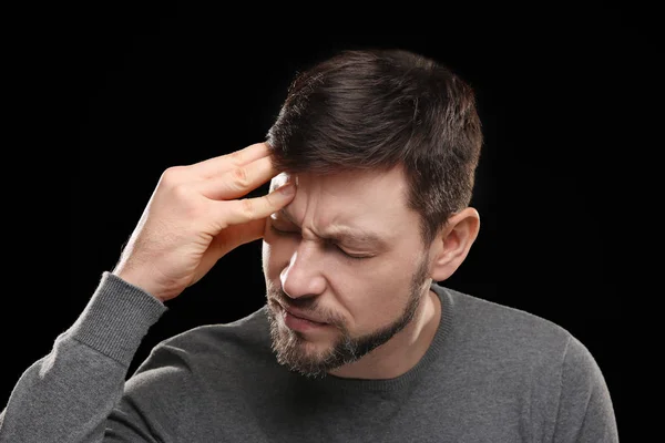 Ung man som lider av huvudvärk — Stockfoto
