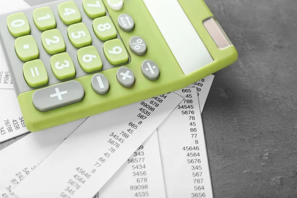 Зеленый калькулятор и чеки — стоковое фото