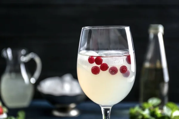 Erfrischender Cocktail mit Preiselbeeren — Stockfoto