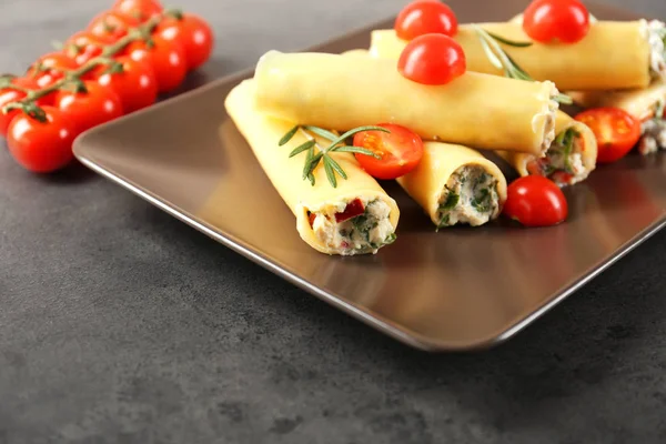 Gefüllte Cannelloni mit Kirschtomaten — Stockfoto