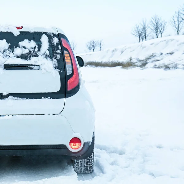 Car stuck in snowdrift on winter road — Stock Photo, Image