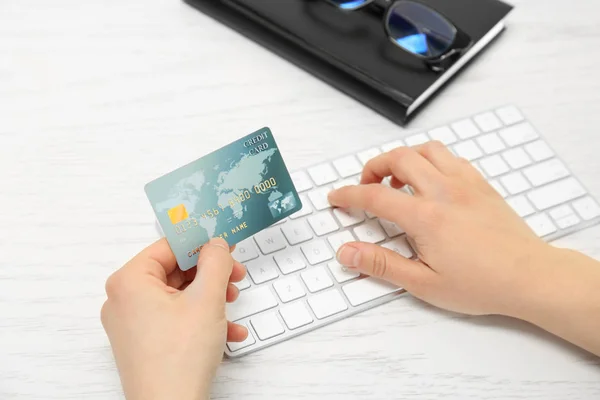 Оплата через Интернет с помощью кредитной карты — стоковое фото