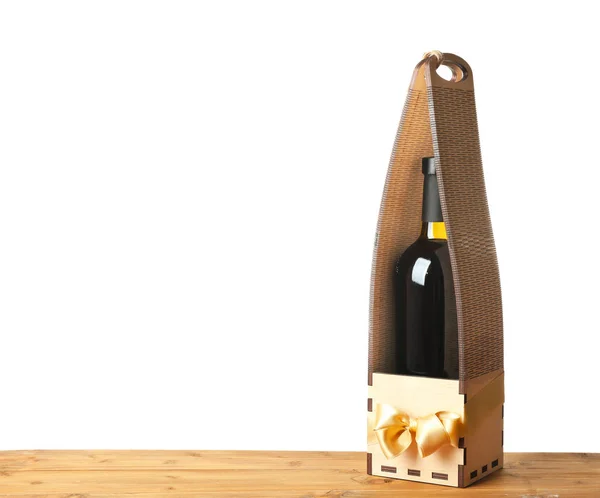 Mesa com garrafa de vinho em caixa de presente — Fotografia de Stock