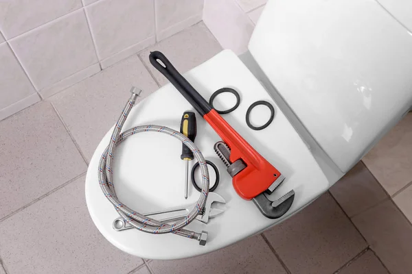 Loodgieter de tools op toilet — Stockfoto