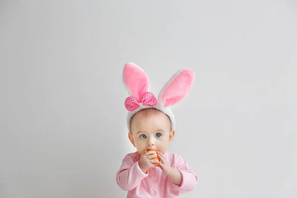 Baby met Bunny oren — Stockfoto