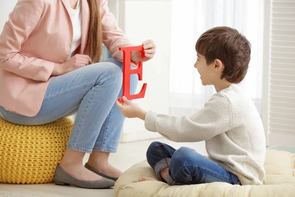 Pojke på logoped kontor — Stockfoto