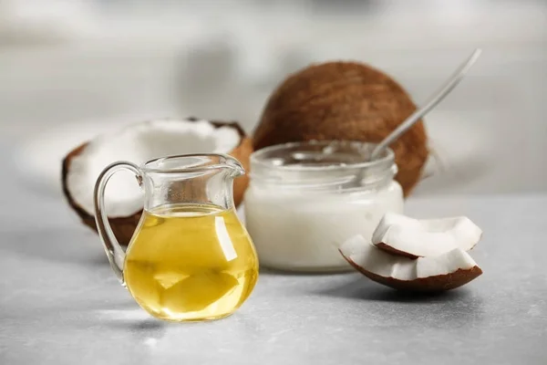 Свежее кокосовое масло в стеклянной посуде — стоковое фото