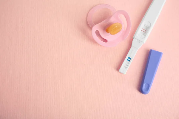 Terhességi teszt és a baba cumit — Stock Fotó