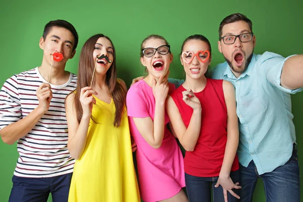 Amigos felices con decoración de fiesta — Foto de Stock