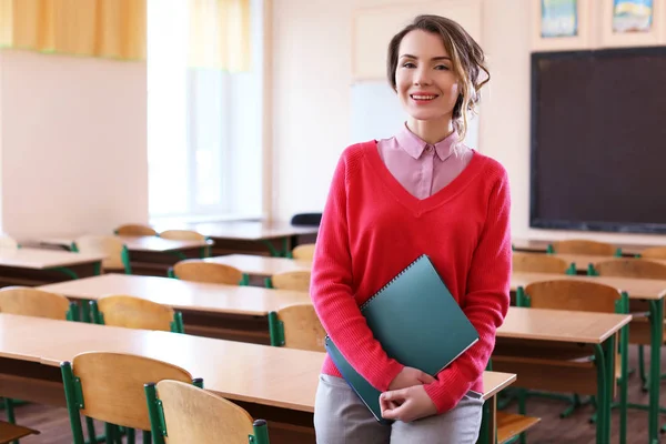 Porträtt av glada lärare i klassrummet — Stockfoto