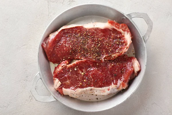 Filetes crudos con especias — Foto de Stock