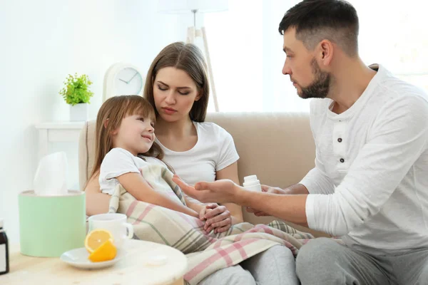 Parents donnant des médicaments à une fille malade — Photo