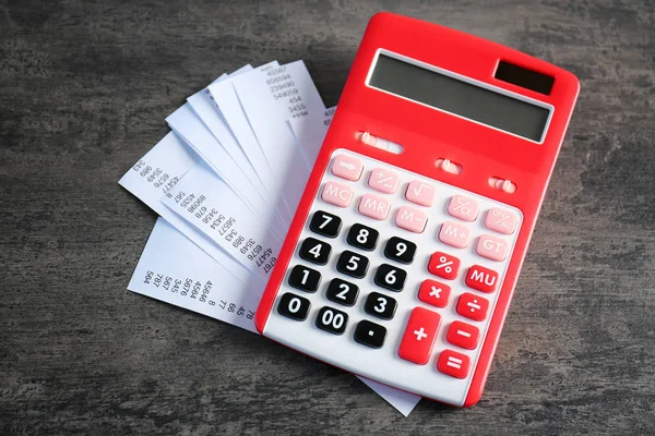 Daňové účty a červená kalkulačka — Stock fotografie