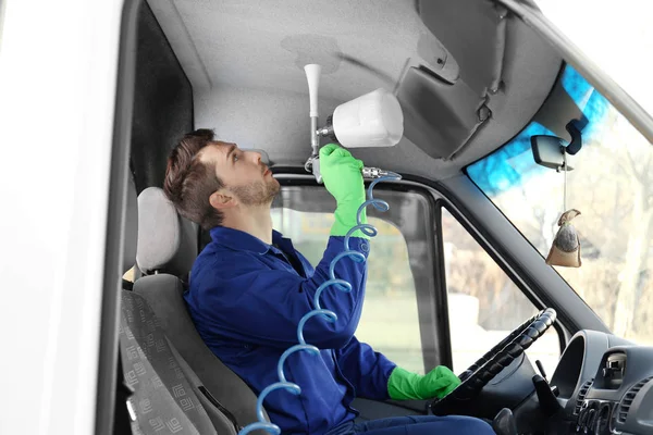 Detergente rimuovere lo sporco dal salone di auto — Foto Stock
