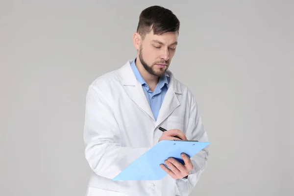 Jovem farmacêutico bonito — Fotografia de Stock