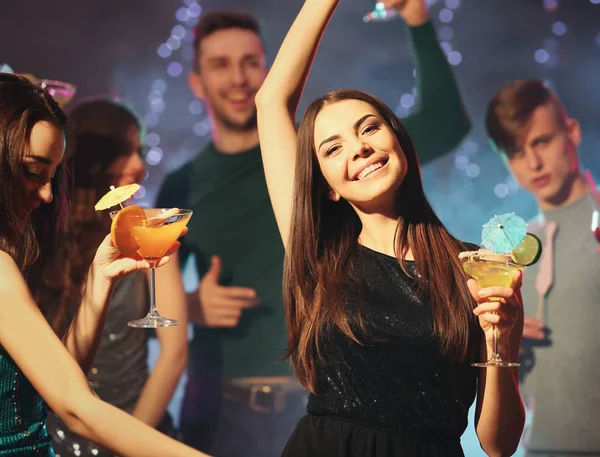 Amigos divirtiéndose en la fiesta en el club nocturno — Foto de Stock
