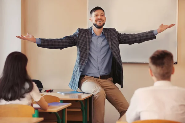 Alumnos escuchando al profesor en el aula — Foto de Stock