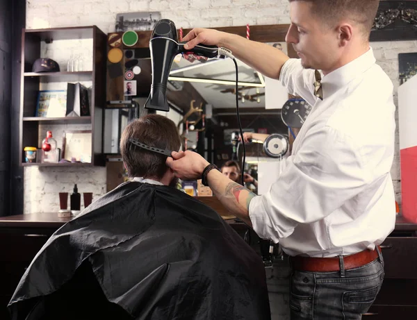 Barbeiro fazendo penteado masculino moderno — Fotografia de Stock
