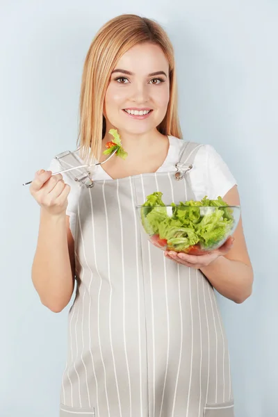 Mulher grávida segurando tigela com salada — Fotografia de Stock