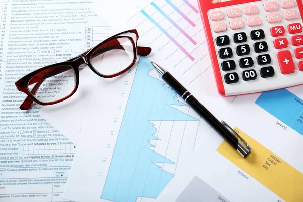 Kalkulačka s brýlemi a pera na dokumentech. Daňová koncepce — Stock fotografie